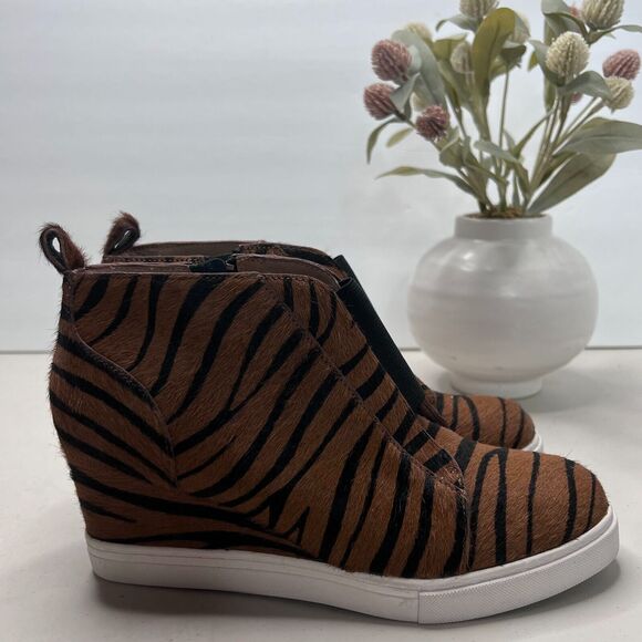 Linea Paolo Felicia Zebra Print Calf Hair Wedge Bootie Brown/Black Women 6.5 M - Picture 3 of 11